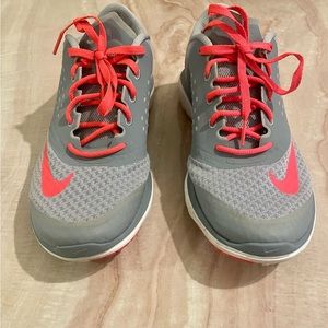 NIKE WOMEN’S FITSOLE RUNNING SHOES SZ 8